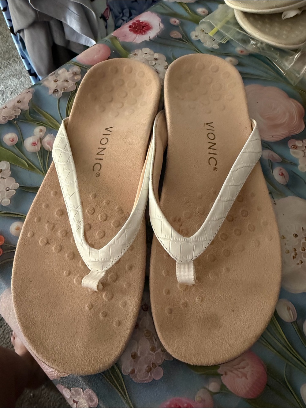 VIONIC “Dillon” Style White Sandals. Size 10.5 Good Condition.